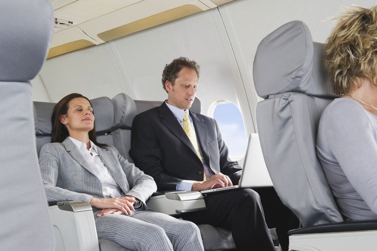 Ilustrasi penumpang pesawat duduk di kursi pesawat. 
