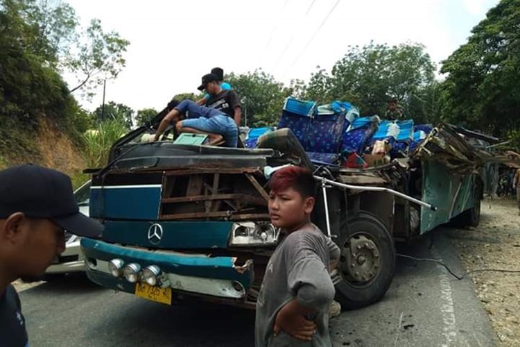 Kondisi mobil bus PO. PMTOH rusak parah usai kecelakaan yang menewaskan enam orang penumpang di jalan lintas Kiliranjao-Pekanbaru di Desa Kasang, Kecamatan Kuantan Tengah, Kabupaten Kuansing, Riau, Rabu (9/10/2019).