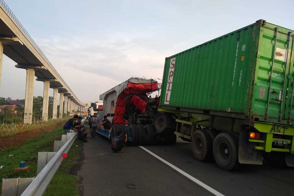 Kecelakaan dua truk besar di ruas Tol Jagorawi KM 11+700, Cipayung, Jakarta Timur, arah Jakarta, menyebabkan arus lalu lintas Tol Jagorawi arah Jakarta padat merayap, Kamis (19/12/2019).