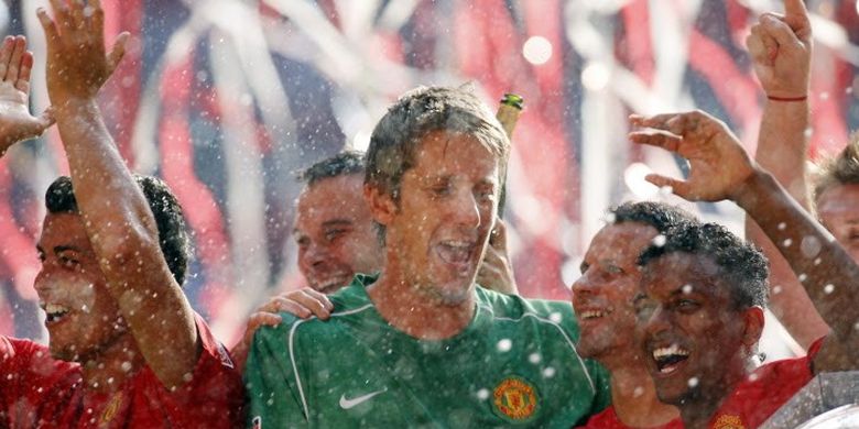 Mantan kiper Manchester United, Edwin van der Sar, kala merengkuh trofi Community Shield, 5 Agustus 2007.