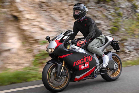 Aprilia RSV4 Ganti Jubah Jadi Motor 2-Tak Jadul