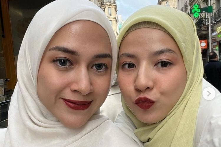 Artis peran Nina Zatulini bersama Natasha Rizky saat mengunggah foto liburan bersama. 