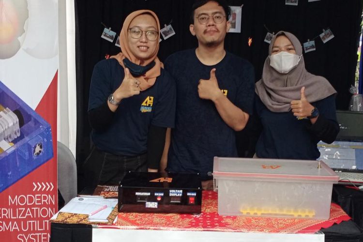 Para mahasiswa pencipta Modern Plasma Utility System atau disingkat MPUS untuk memperpanjang masa kualitas telur ayam.