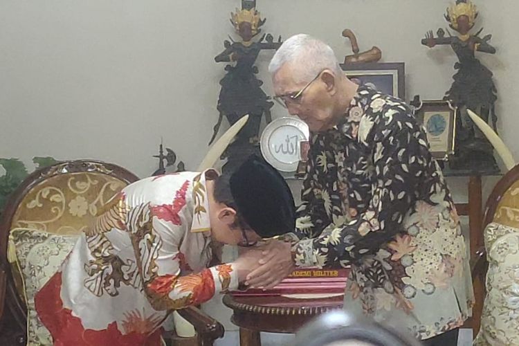 Ketua Umum PKB Muhaimin Iskandar atau Cak Imin mencium tangan Wakil Presiden ke-6 RI Try Sutrisno saat bersilaturahim di kediaman Try, kawasan Menteng, Jakarta Pusat, Sabtu (20/5/2023) pagi.
