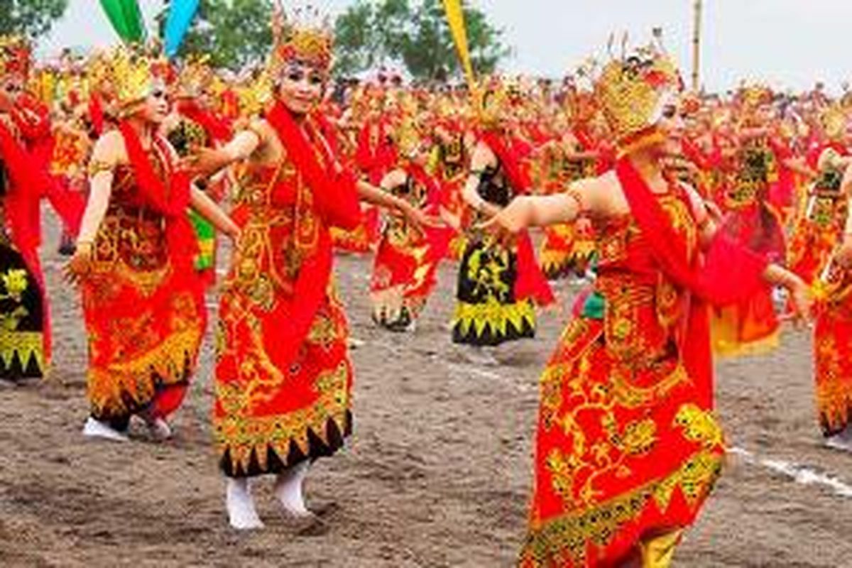 Upaya Pemerintah Kabupaten Banyuwangi melestarikan gandrung dimulai dengan memperkenalkan tari tersebut kepada khalayak. Sebanyak 1.053 pasang penari gandrung dilibatkan dalam Paju Gandrung Sewu di Pantai Boom Banyuwangi, Jawa Timur, Sabtu (23/11/2013).