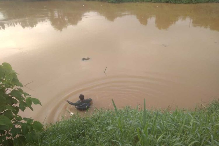 Tri Ardiyanto (40), warga Desa Gondangmanis, Kecamatan Bae, Kabupaten Kudus, Jawa Tengah ditemukan oleh warga setempat tewas mengenaskan mengambang di sungai Serang Welahan Drain (SWD) Dua di Desa Bugo, Kecamatan Welahan, Kabupaten Jepara, Jateng Kamis (6/2/2020) pagi.