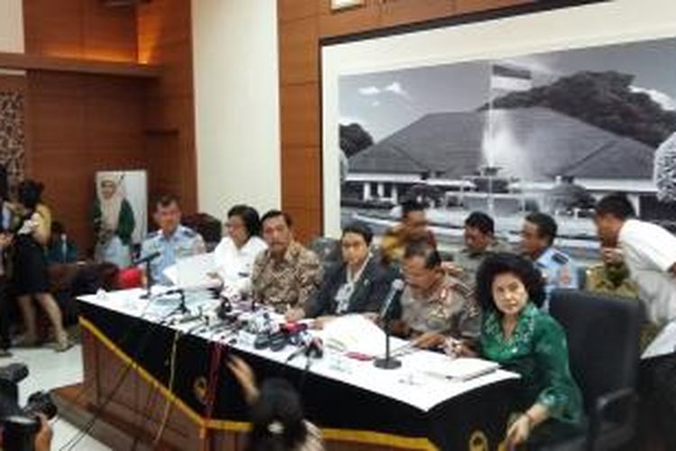 Konferensi pers di Kantor Kemenko Polhukam, Jakarta Pusat, Senin (12/10/2015).