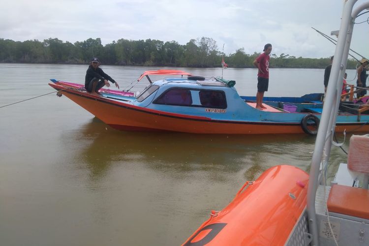 Longboat milik Sudirman (58) warga Tarakan Kaltara ditemukan SAR di perairan Marungu pulau Tias Kabupaten Bulungan. Sudirman masih dalam pencarian