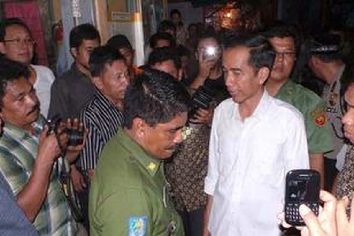 Gubernur  DKI Jakarta Joko Widodo menepati janjinya untuk blusukan ke lokasi kebakaran di Kampung Pulo, Kampung Melayu, Jatinegara, Jakarta Timur, Senin (6/5/2013) malam. Seperti biasa, kedatangan gubernur disambut meriah warga.