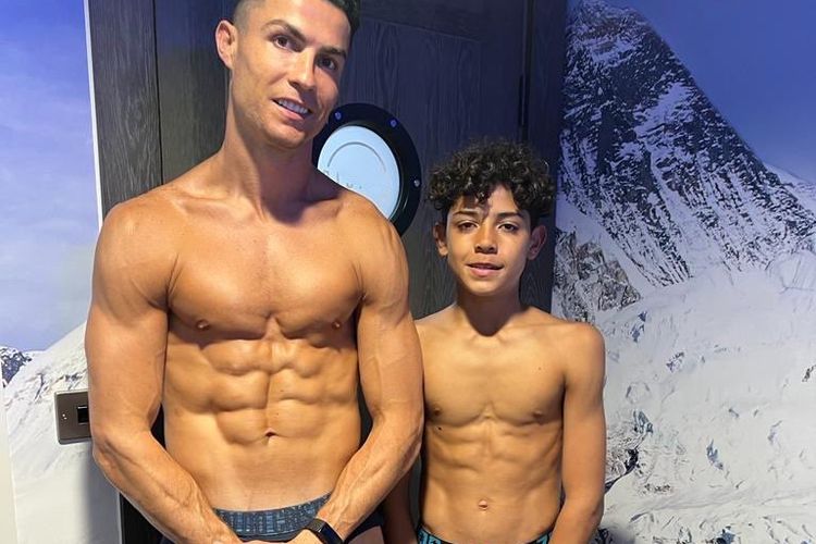 Cristiano Ronaldo dan anaknya berpose di Instagram