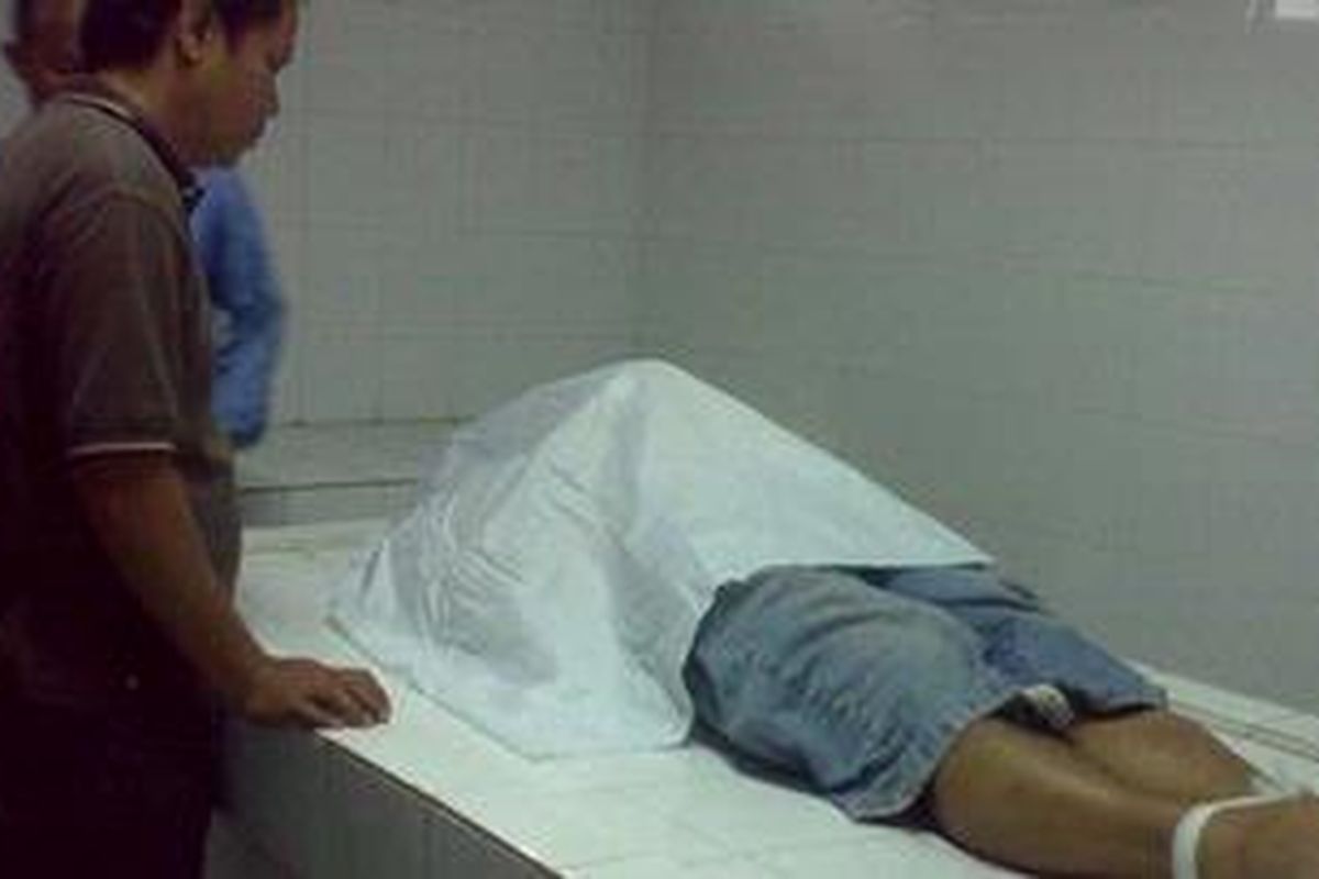 Almarhum Djuli Elfano beberapa saat sebelum dilakukan otopsi di Rumah Sakit Fatmawati, Sabtu (17/3/2012). Juru kamera senior TVRI ini ditembak setelah memergoki aksi pencuri kendaraan bermotor di depan rumahnya di Villa Bintaro Indah, Ciputat, Tangerang Selatan.