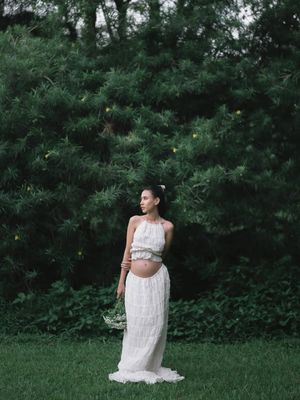 Shenina Cinnamon dan Angga Yunanda umumkan kehamilan pertama dengan pemotretan serba putih yang penuh kehangatan. Intip 9 gayanya.
