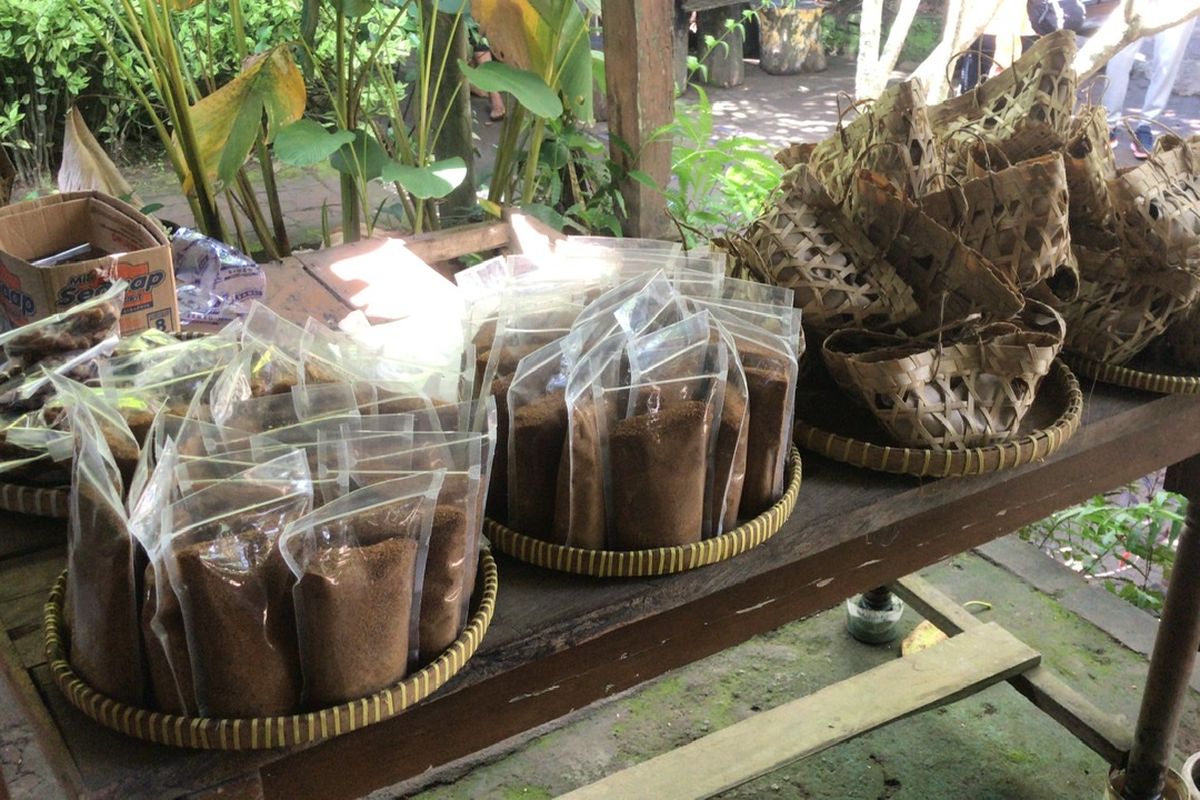 Oleh-oleh gula merah bubuk maupun batok di Gubuk Kopi Borobudur, Sendaren, Karangrejo, Borobudur, Magelang, Jawa Tengah pada Jumat (13/5/2022) pagi.
