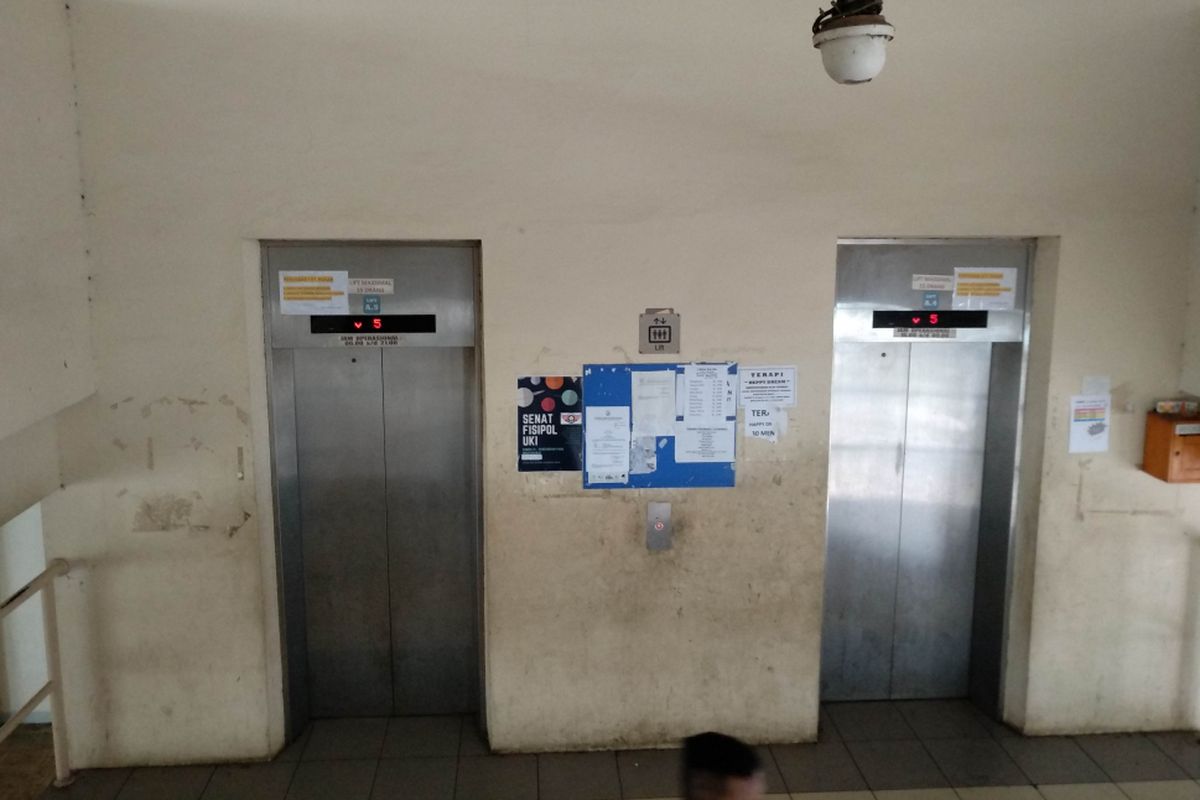 Salah satu fasilitas lift di Rusunawa Jatinegara