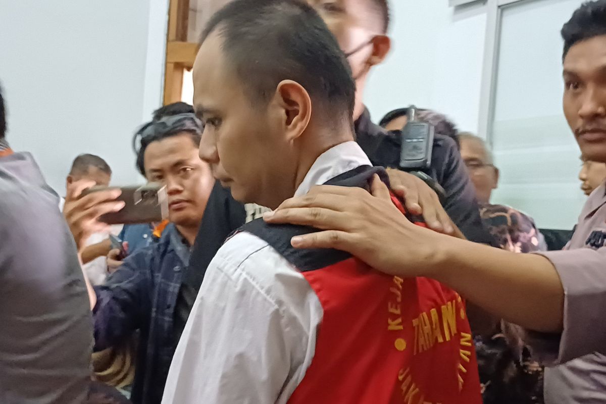 Panca Darmansyah (41), ayah yang bunuh empat anak di Jagakarsa, Jakarta Selatan, saat menjalani sidang perdana di Pengadilan Negeri Jakarta Selatan, Rabu (29/5/2024).
