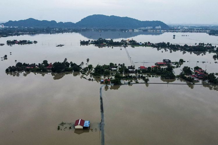 Foto dari atas memperlihatkan kondisi banjir Malaysia yang merendam Kota Kangar di Negara Bagian Perlis, Jumat (28/11/2025). Banjir Malaysia kali ini berdampak ke ribuan orang, dengan sedikitnya dua korban tewas.