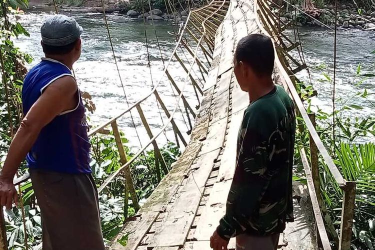Belasan anak-anak berloncatan ke dalam sungai saat jembatan gantung yang mereka lewati mendadak roboh saat dihantam angin kencang di Desa Puguk, Kecamatan Seluma Utara, Kabupaten Seluma, Provinsi Bengkulu, pukul 15.30 wib, Sabtu (30/4/2022).