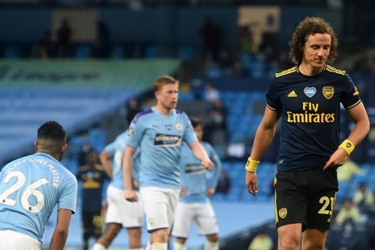 Ekspresi Bek Arsenal David Luiz setelah melanggar winger Manchester Ciry Riyad Mahrez. 