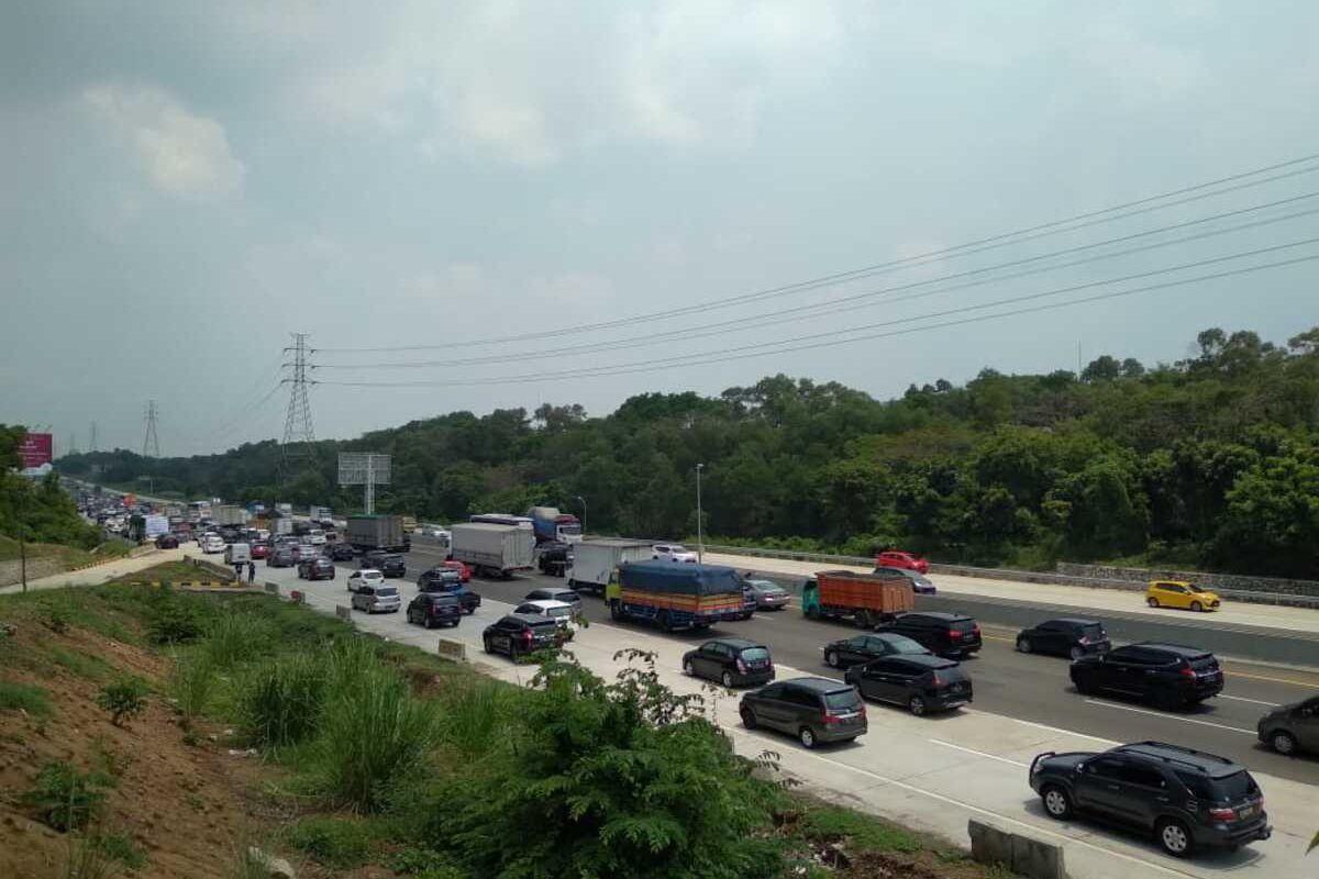 Polisi memberlalukan contra flow mulai dari kilometer 47-61 tol Jakarta-Cikampek untuk mengurai kepadatan pada puncak arus mudik libur panjang, Rabu (28/10/2020).