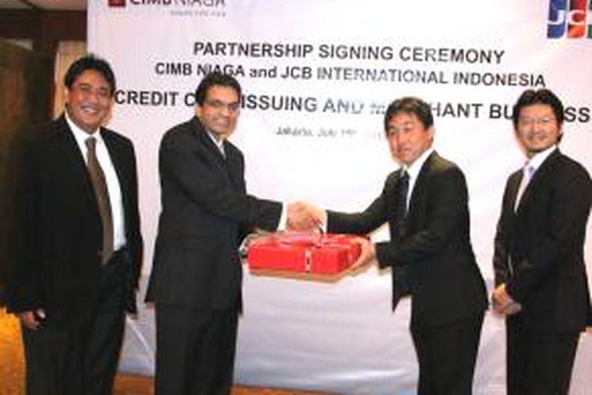 Samir Gupta, Direktur Consumer Banking PT Bank CIMB Niaga Tbk (kedua dari kiri), menerima cendera mata dari Hiroshi Terada, Direktur JCB International Co. Ltd (kedua dari kanan), didampingi Bambang Karsono Ardi, Head of Cards & Merchant Business CIMB Niaga, dan Yuichiro Kadowaki selaku Presiden Direktur JCB International Indonesia, disela-sela acara penandatanganan kerjasama penerbitan kartu dan merchant acquiring antara CIMB Niaga dengan JCB International Indonesia, yang berlangsung di Jakarta, Senin (15/7/2013).