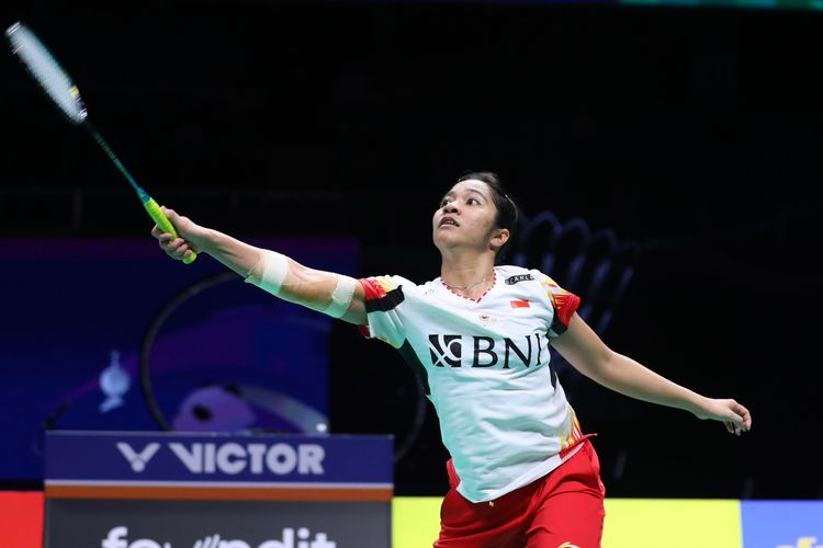 Ester Nurumi Tri Wardoyo saat melawan Supanida Katethong (Thailand) pada perempat final Uber Cup 2024 di Hi Tech Zone Sports Centre Gymnasium, Chengdu, China, Jumat (3/5/2024).  