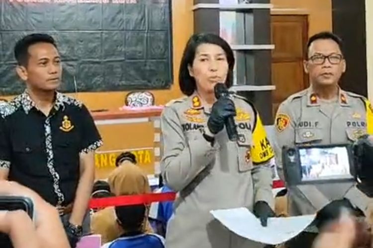 Kapolres Magelang Kota Polda Jawa Tengah AKBP Yolanda Evalyn Sebayang  dalam konferensi pers terkait puluhan siswa SMK di Kota Magelang melakukan konvoi sambil membawa senjata tajam (sajam) dan menyerang pelajar lain, Jumat (1/12/2023).