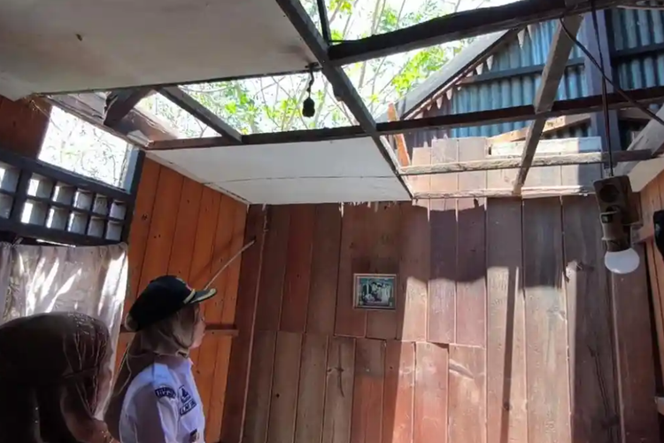 Angin Kencang Rusak 43 Rumah di Parepare, Warga: Atap Terbang Semua