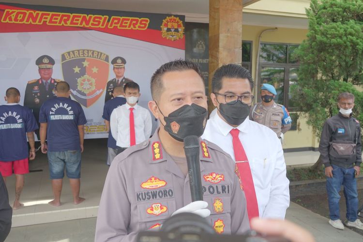 Jajaran Satreskrim Polresta Bandung berhasil mengamankan R alias Hideung (24) dan CN (25)  yang merupakan tersangka kasus pencabulan anak di bawah umur, keduanya diamankan dan terancam hukuman 15 tahun penjara.