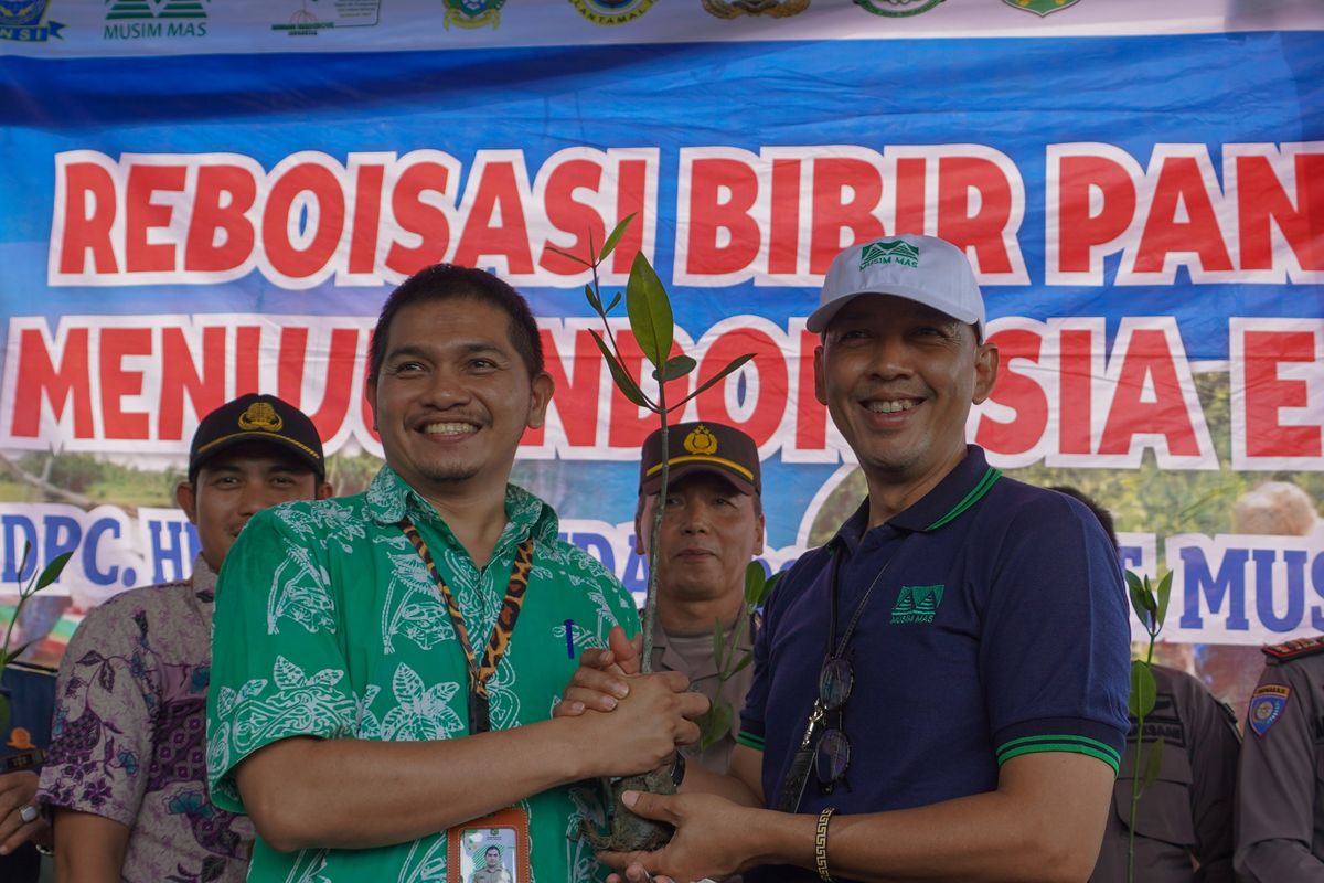 Musim Mas Group bersama dengan DPC Himpunan Nelayan Seluruh Indonesia (HNSI) berinisiatif menanam 7.000 mangrove di Kecamatan Medan Belawan, Sumatera Utara.
