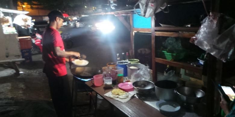 Sang penjual nasi goreng warna-warni, Mujianto sedang memasak dengan sebuah gerobak, Kamis (23/4/2015). Nasi Goreng Warna Warni terletak di Jalan Panglima Polim V, Jakarta Selatan. 