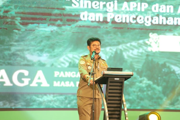 Menteri Pertanian (Mentan) Syahrul Yasin Limpo (SYL) dalam Rapat Koordinasi Pengawasan (Rakorwas) dan Pengendalian Alih Fungsi Lahan Pertanian se-Sulawesi, Hotel Claro Makassar, Selasa (7/3/2023).