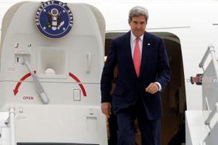 Menlu AS John Kerry saat tiba di bandara Geneva, Swiss, Jumat (8/11/2013), untuk menghadiri perundingan masalah nuklir Iran.