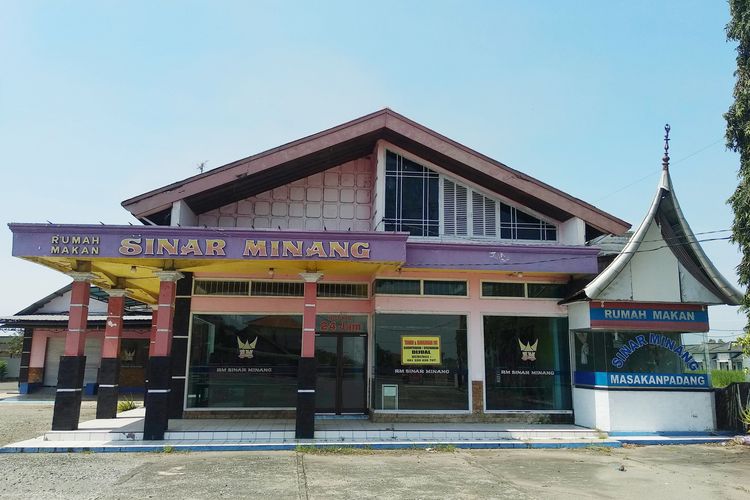 RM Sinar Minang, sebuah rumah makan Padang di jalur Pantura Indramayu Jawa Barat. Saat ini bersama rumah makan lainnya tidak terurus karena bangkrut. Bahkan juga sebagian bangunannya roboh dan terdapat ilalang, menjadikan hal tersebut cerita dari masa lalunya bisnis kuliner yang mengalami masa kejayaan.  