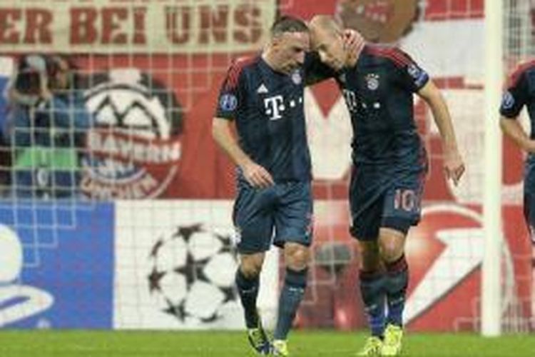 Pemain sayap Bayern Frank Robery merayakan gol pertamanya (dari dua gol) ke gawang Viktoria Plzen bersama rekannya Arjen Robben, pada matchday ketiga Grup D, di Allianz Arena, Rabu (23/10/2013).