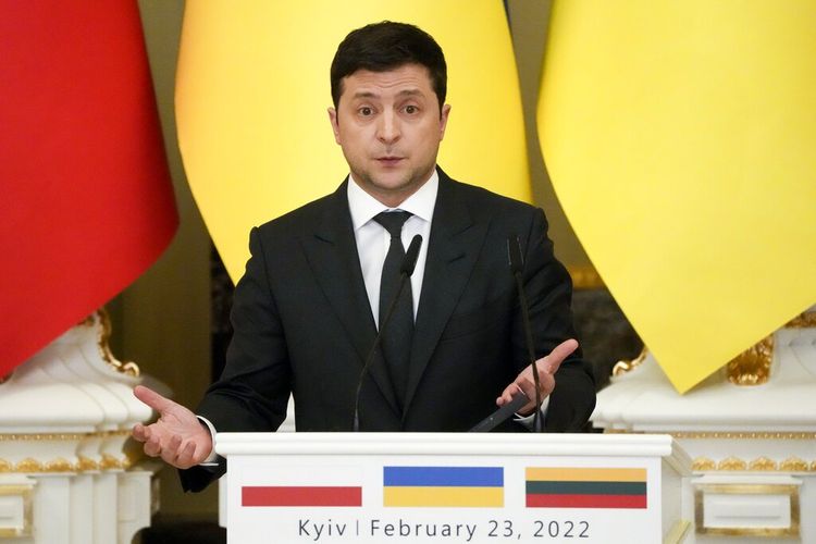 Presiden Ukraina Volodymyr Zelenskyy memberi isyarat saat berbicara selama konferensi pers bersama dengan Presiden Polandia Andrzej Duda dan Presiden Lithuania Gitanas Nauseda setelah pembicaraan mereka di Istana Mariinskyi di Kiev, Ukraina, Rabu, 23 Februari 2022.