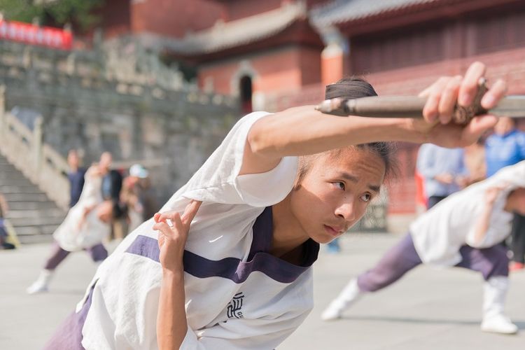 Seorang warga sedang berlatih Taichi di kompleks bangunan kuno Purple Cloud Palace di Gunung Wudang, Provinsi Hubei, China.