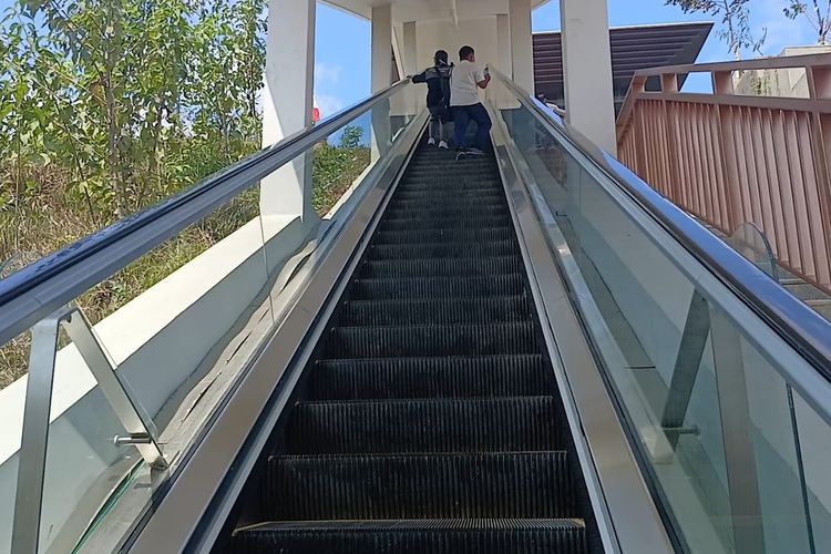 Riset: Berjalan di Eskalator Ternyata Bikin Antrean Tambah Panjang