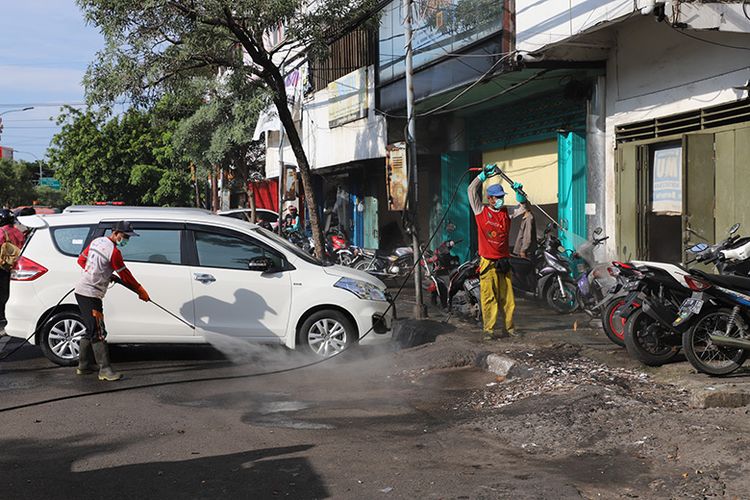 Penyemprotan disinfektan dilakukan di hampir semua titik.