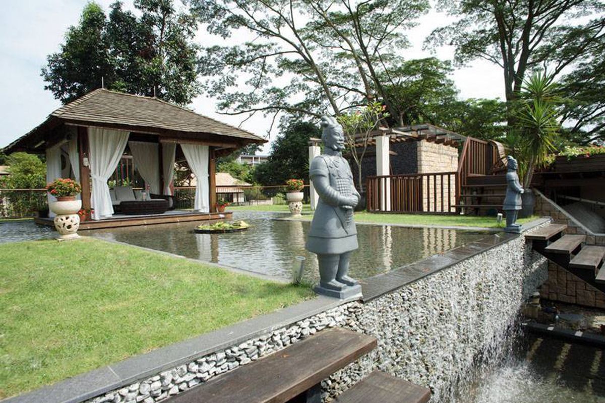 Gazebo dengan kolam hias, karya Iwan Sastrawiguna 
