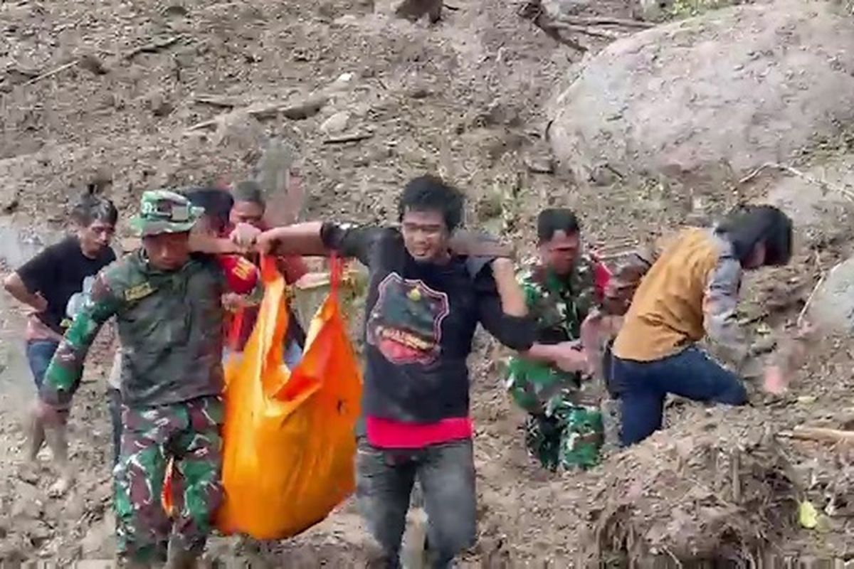 Tim SAR gabungan mengevakuasi korban longsor di lingkungan Palangka, Kelurahan Manggau, Kecamatan Makale, Tana Toraja, Sulawesi Selatan, Minggu (14/4/2024)