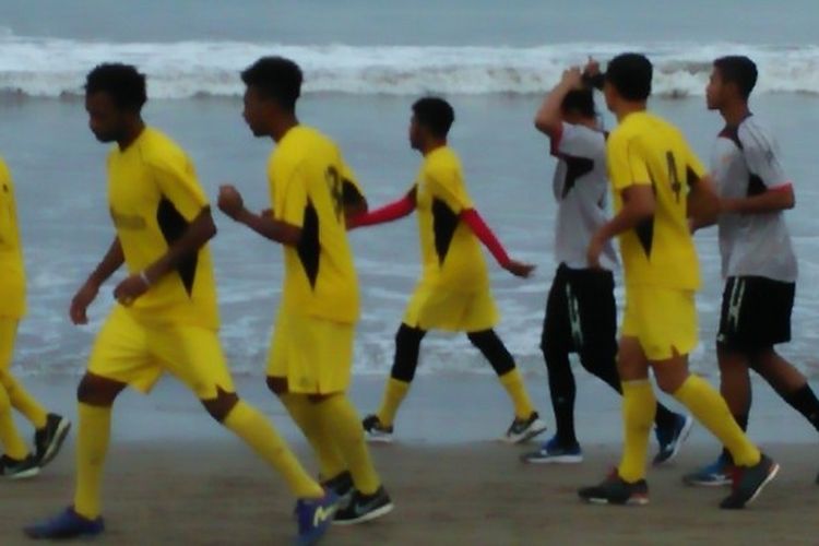 Suasana latihan fisik para pemain Semen Padang di Pantai Padang pada Rabu (23/3/2017) pagi.