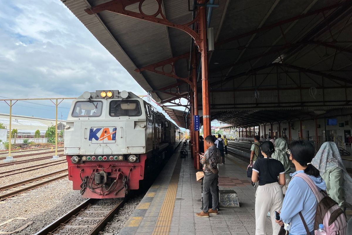 TIBA--Sebuah kereta api jurusan Jakarta tiba di Stasiun Madiun, Kota Madiun, Jawa Timur, Sabtu (25/1/2025). 