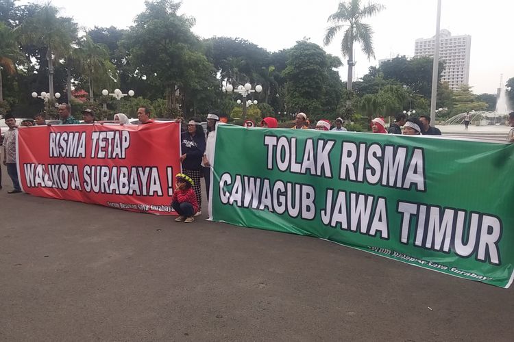 Aksi pendukung Risma di Balai Kota Surabaya, Jumat (5/1/2018).