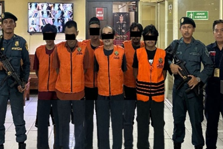 Enam tersangka kasus penambangan emas ilegal di TN Meru Betiri, Riau. 