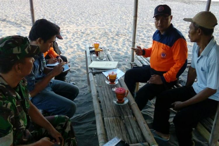 Anggota SAR gabungan berkoordinasi untuk melakukan operasi pencarian dua pelajar yang hilang di Pantai Laguna, Desa Lembupurwo, Kecamatan Mirit, Kebumen, Jawa Tengah, Kamis (25/5/2017) sore.