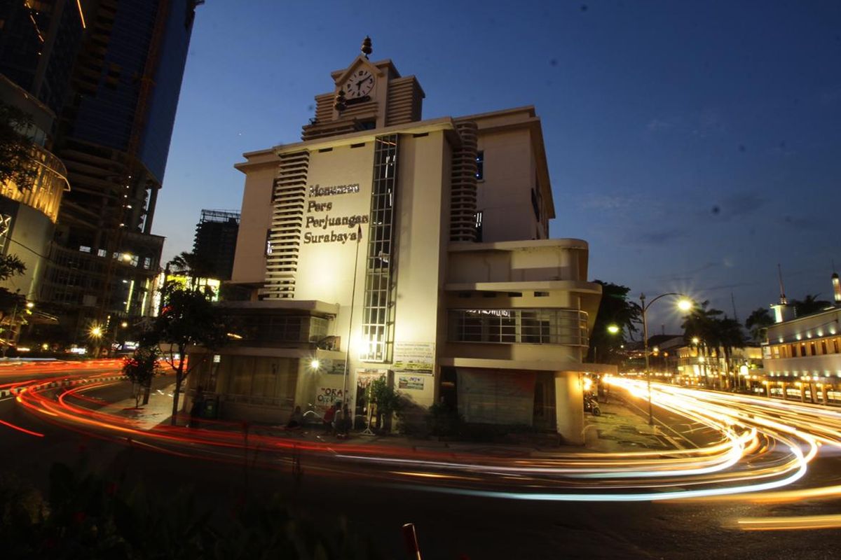 Suasana malam hari di wilayah Tunjungan, Surabaya.