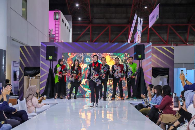 Peragaan busana di booth Fashion Technology pada Festival Pelatihan Vokasi (FPV) dan Job Fair Nasional 2023 di Jakarta International Expo atau Arena JIExpo Kemayoran.
