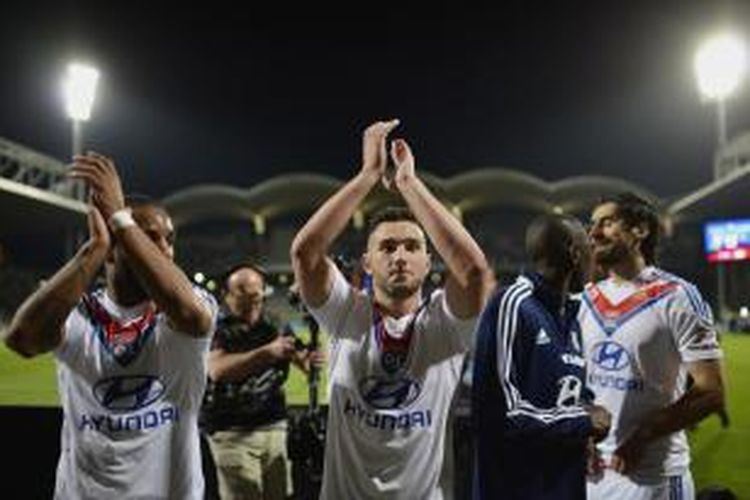 Pemain tengah Olympique Lyon, Jordan Ferri (tengah), dan teman-temannya merayakan kemenangan 1-0 atas Paris Saint-Germain di Stadion Gerland, Lyon, Perancis, Minggu (13/4/2014). 