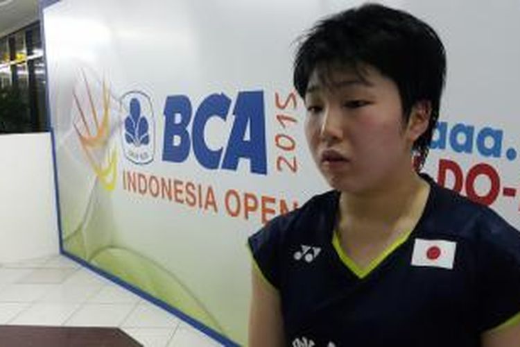 Pebulu tangkis tunggal putri Jepang, Akane Yamaguchi, berbicara kepada media setelah mengalahkan pemain Tiongkok, Li Xuerui, pada babak kedua BCA Indonesia Open Superseries Premier 2015 di Istora Senayan, Jakarta, Kamis (4/6/2015).