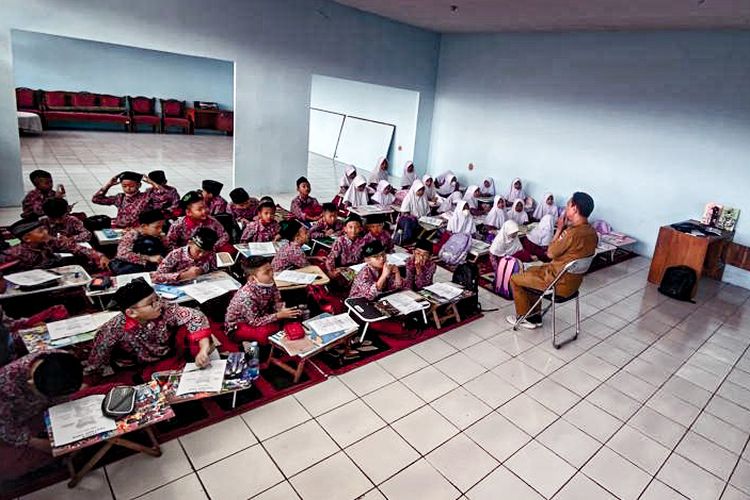 Puluhan siswa SD Negeri 1 Cipeundeuy, Desa Cipeundeuy, Kecamatan Padalarang, Kabupaten Bandung Barat (KBB), Jawa Barat terpaksa melaksanakan kegiatan belajar mengajar (KBM) tanpa meja dan bangku sekolah.